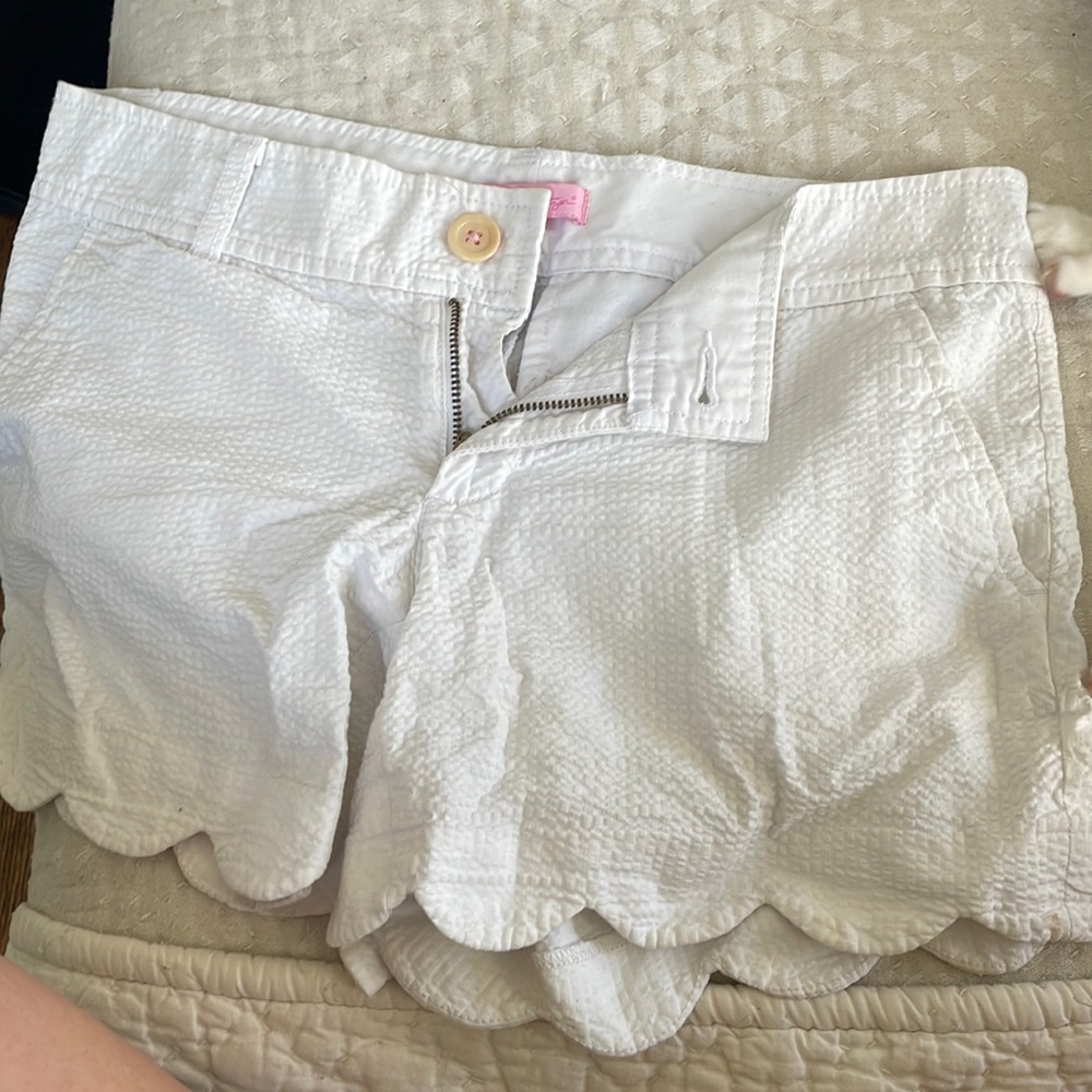 Size 2 lilly white scalloped shorts